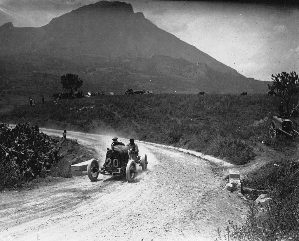 Enzo conduciendo un Alfa Romeo en 1921