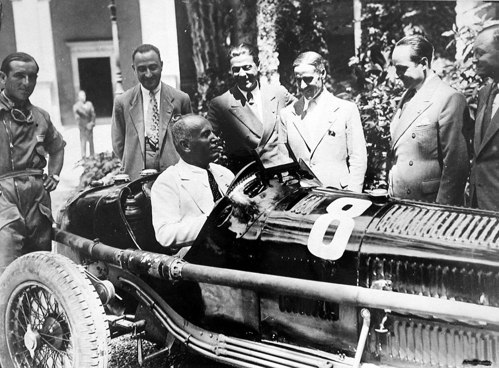 Benito Mussolini en un Alfa Romeo