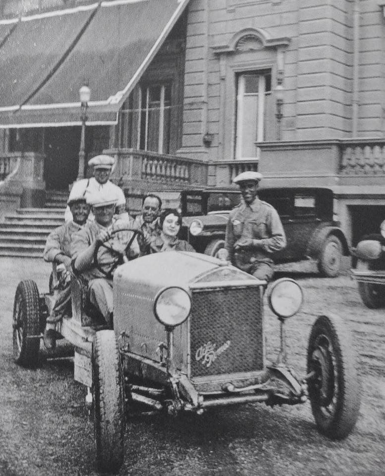 Tazio Nuvolari al volante de un antiguo modelo Alfa Romeo con Enzo Ferrari