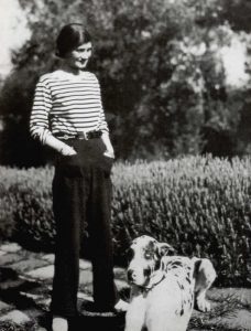 Coco Chanel junto a su perro
