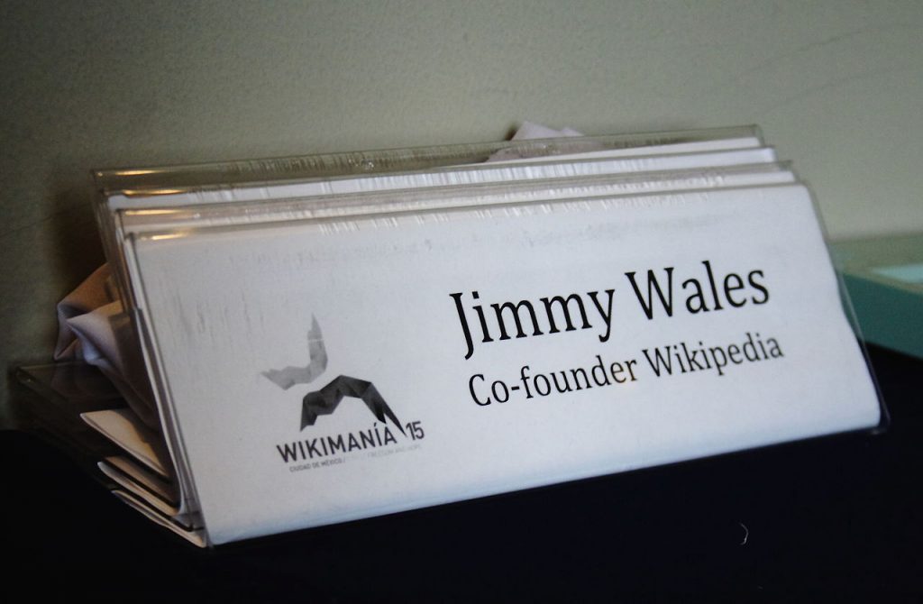 Identificación de Jimmy Wales en el evento Wikimania 2015 