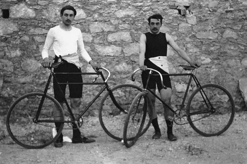Los franceses Léon Flameng (izq.) y Paul Masson ganaron cuatro eventos de ciclismo. | Vía: Wikipedia 