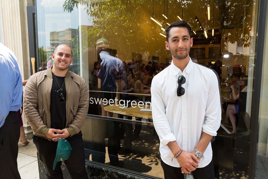 Cofundadores de Sweetgreen en una de las sucursales en 2014
