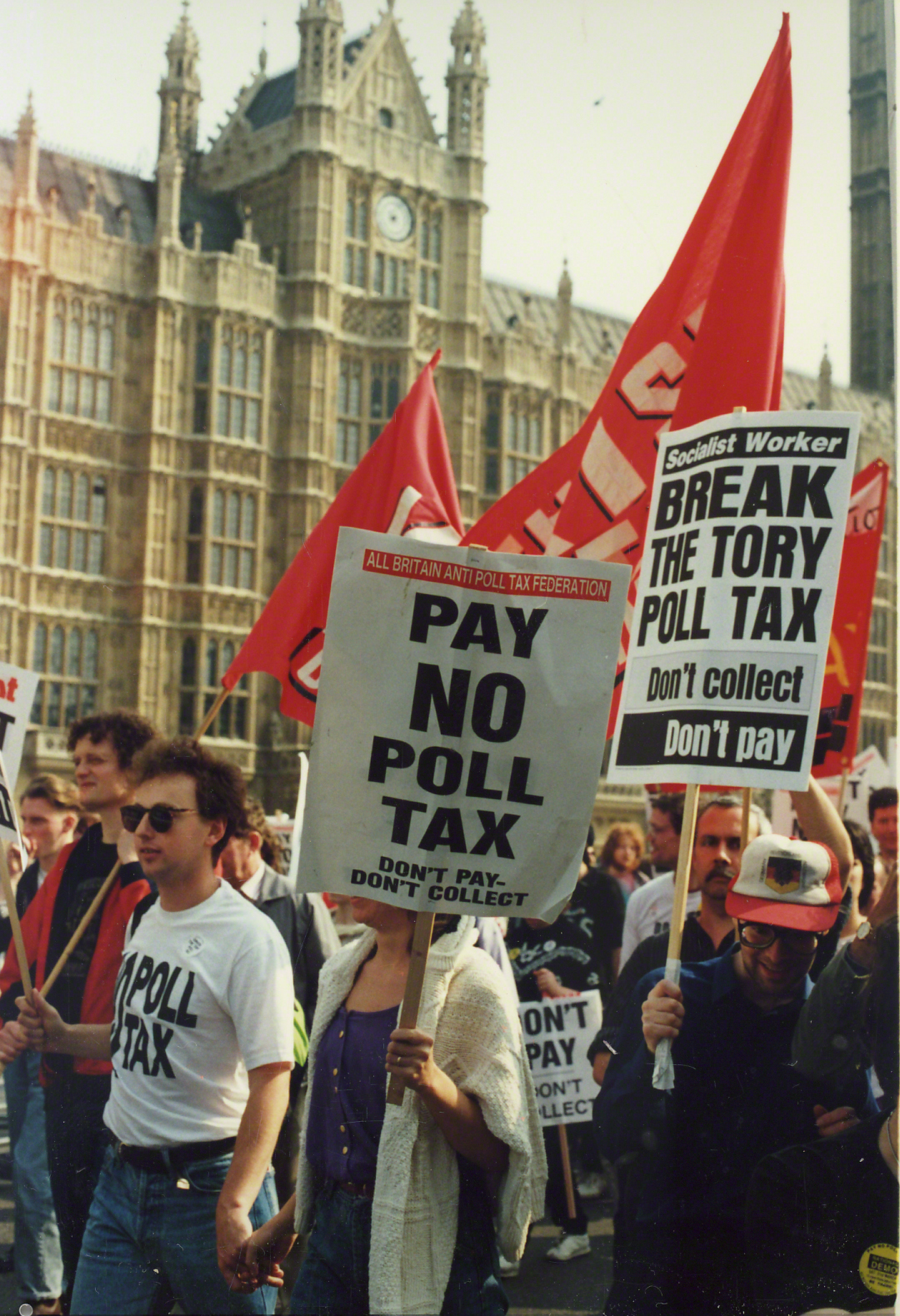 Marcha pacífica contra el impuesto comunitario poll tax en Reino Unido